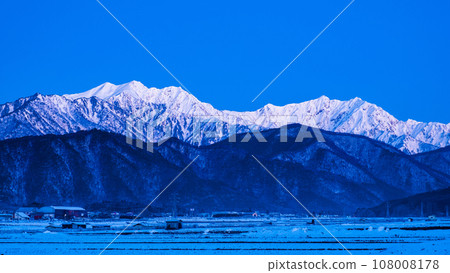 Mt. Jigatake and Mt. Kashimayarigatake in winter seen from Omachi City (before dawn) 108008178