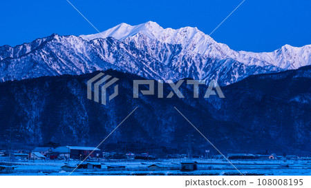 從大町市看到的冬天的雞岳(黎明前) 從大町市看到的冬天的雞岳(黎明前) 108008195
