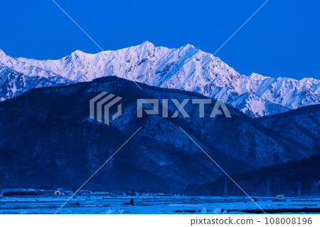 從大町市看到的冬天的鹿島矢梨岳(黎明前) 從大町市看到的冬天的鹿島矢梨岳(黎明前) 108008196