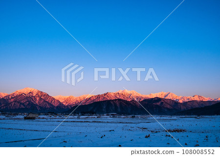 從大町市(Morgenroth)看到的冬季北阿爾卑斯山 從大町市(Morgenroth)看到的冬季北阿爾卑斯山 108008552