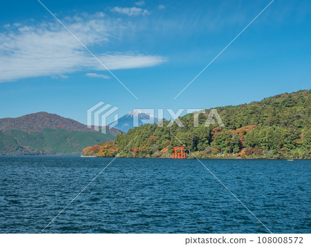 箱根神社的和平鳥居與遠處的富士山 箱根神社的和平鳥居與遠處的富士山 108008572