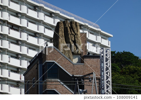Rock on the roof of an apartment building next to Hodogaya Station Rock on the roof of an apartment building next to Hodogaya Station 108009141