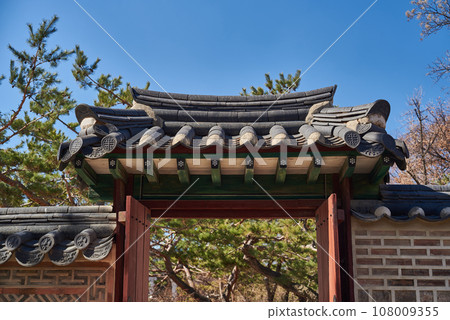 Old Korean architecture of Deoksugung royal palace of Joseon dynasty in Seoul South Korea Old Korean architecture of Deoksugung royal palace of Joseon dynasty in Seoul South Korea 108009355