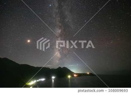 [新潟縣佐渡巖谷口]保留了佐渡原始風景的巖谷口夏季版 108009693