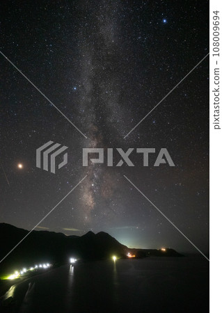 [新潟縣佐渡巖谷口]保留了佐渡原始風景的巖谷口夏季版 108009694