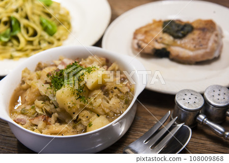 Sauerkraut and potato bacon soup 108009868