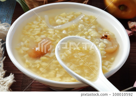 Sweet peeled mung bean soup    108010592