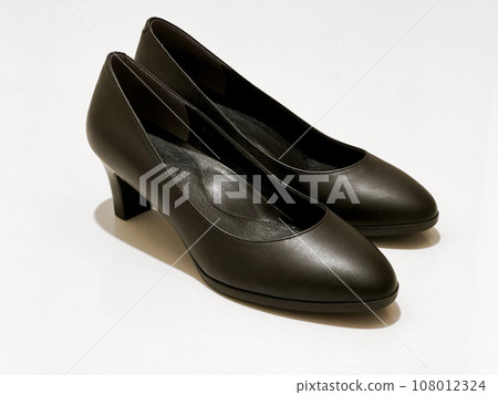 Black gray pumps that can be used for ceremonial occasions 108012324