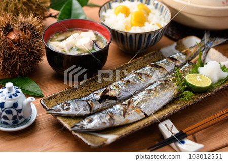 日本料理 秋季餐桌 三馬鹽燒栗飯 味噌湯 秋刀魚 烤魚 劍魚 日本料理 108012551
