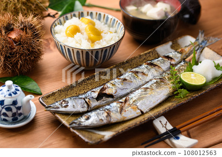日本料理 秋季餐桌 三馬鹽燒栗飯 味噌湯 秋刀魚 烤魚 劍魚 日本料理 108012563