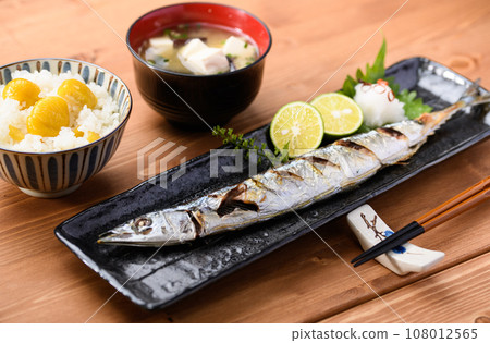 Japanese food Autumn table Sanma grilled with salt and chestnut rice cooked in a clay pot Miso soup Pacific saury Grilled fish Swordfish Japanese food 108012565