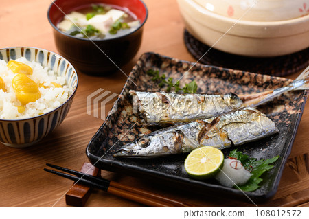 日本料理 秋季餐桌 三馬鹽燒栗飯 味噌湯 秋刀魚 烤魚 劍魚 日本料理 日本料理 秋季餐桌 三馬鹽燒栗飯 味噌湯 秋刀魚 烤魚 劍魚 日本料理 108012572