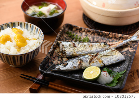 Japanese food Autumn table Sanma grilled with salt and chestnut rice cooked in a clay pot Miso soup Pacific saury Grilled fish Swordfish Japanese food Japanese food Autumn table Sanma grilled with salt and chestnut rice cooked in a clay pot Miso soup Pacific saury Grilled fish Swordfish Japanese food 108012573