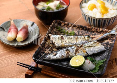 日本料理 秋季餐桌 三馬鹽燒栗飯 味噌湯 秋刀魚 烤魚 劍魚 日本料理 108012577