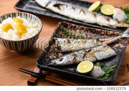 日本料理 秋季餐桌 三馬鹽燒栗飯 味噌湯 秋刀魚 烤魚 劍魚 日本料理 108012579
