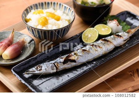 日本料理 秋季餐桌 三馬鹽燒栗飯 味噌湯 秋刀魚 烤魚 劍魚 日本料理 108012582
