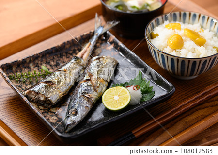 日本料理 秋季餐桌 三馬鹽燒栗飯 味噌湯 秋刀魚 烤魚 劍魚 日本料理 108012583