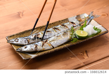 日本料理秋季餐桌鹽烤秋刀魚佐蘿蔔絲三馬三馬烤魚劍魚日本料理 日本料理秋季餐桌鹽烤秋刀魚佐蘿蔔絲三馬三馬烤魚劍魚日本料理 108012614