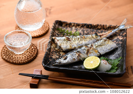Japanese food Autumn table Salt-grilled Pacific saury Served with Japanese sake (cold sake) Pacific saury Grilled fish Swordfish Japanese food 108012622