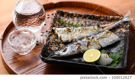 日本料理 秋季餐桌 鹽烤秋刀魚 配日本酒（冷酒） 秋刀魚 烤魚 劍魚 日式料理 108012627