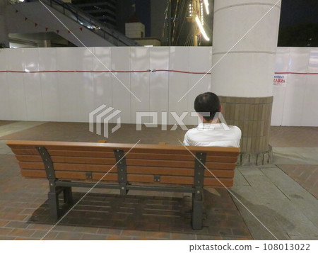 一個人晚上在長椅上休息 108013022