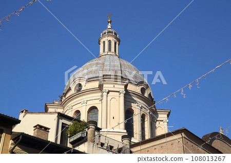 dome of the cathedral in historic old town of Mantova, Italy 108013267