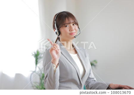 Young female operator_one-point pose 1 108013670