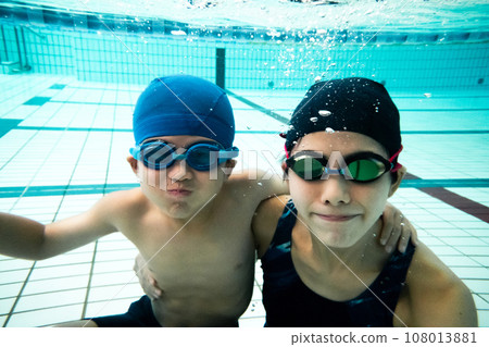游泳教練和學生 108013881