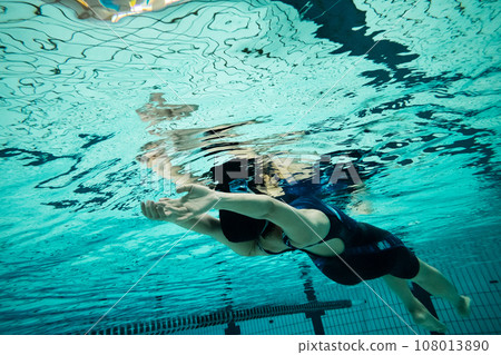 仰面漂浮在泳池中 108013890