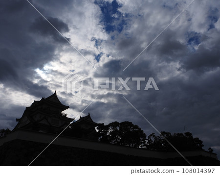 Cloudy sky and Kishiwada Castle Cloudy sky and Kishiwada Castle 108014397