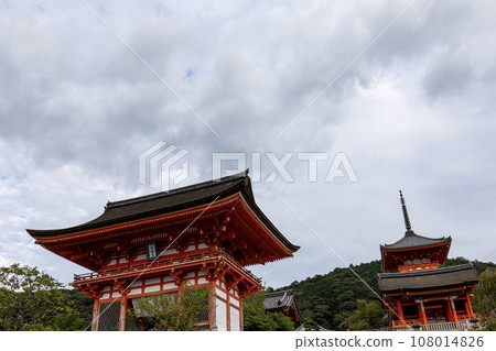 京都清水寺正門「仁王門」與西門/三層寶塔(2023年10月拍攝) 京都清水寺正門「仁王門」與西門/三層寶塔(2023年10月拍攝) 108014826