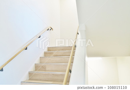 明亮的樓梯 108015110