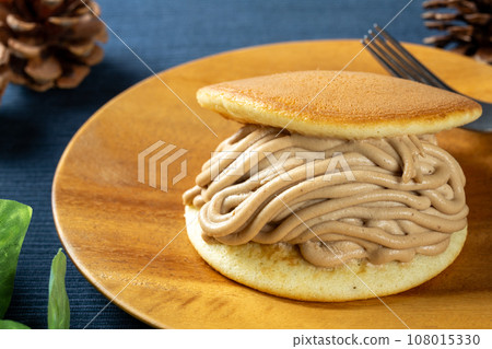 Dorayaki Mont Blanc 108015330