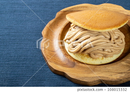 Dorayaki Mont Blanc 108015332