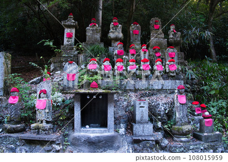 Jizo statue on Route 6 of Mt. Takao 108015959