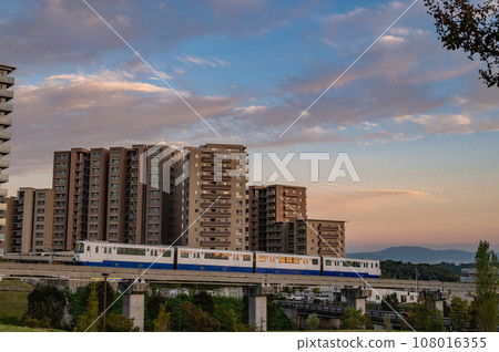 大阪單軌電車經過住宅區,從齋藤西公園眺望 大阪單軌電車經過住宅區,從齋藤西公園眺望 108016355
