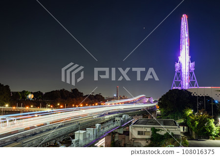 摩天輪和大阪單軌電車軌道在夜空中閃閃發光 摩天輪和大阪單軌電車軌道在夜空中閃閃發光 108016375