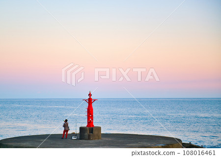 Twilight time scenery of Odawara Miyuki Beach 108016461