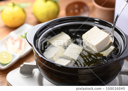 砂鍋家常菜 - 簡單的煮豆腐 日本菜就是用豆腐(日本火鍋)搭配柚子。 砂鍋家常菜 - 簡單的煮豆腐 日本菜就是用豆腐(日本火鍋)搭配柚子。 108016840