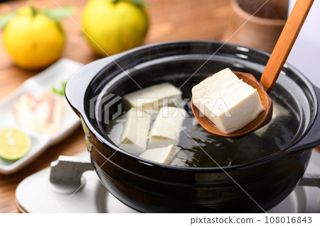 砂鍋家常菜 - 簡單的煮豆腐 日本菜就是用豆腐(日本火鍋)搭配柚子。 砂鍋家常菜 - 簡單的煮豆腐 日本菜就是用豆腐(日本火鍋)搭配柚子。 108016843