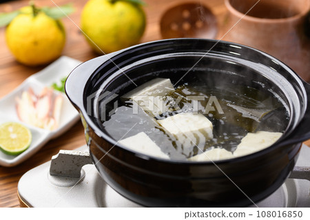 砂鍋家常菜 - 簡單的煮豆腐 日本菜就是用豆腐(日本火鍋)搭配柚子。 砂鍋家常菜 - 簡單的煮豆腐 日本菜就是用豆腐(日本火鍋)搭配柚子。 108016850