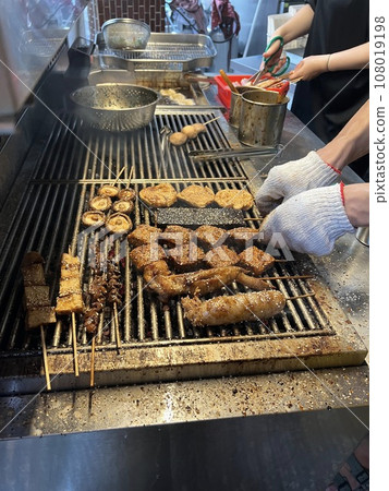 燒烤店員燒烤食物 燒烤店員燒烤食物 108019198