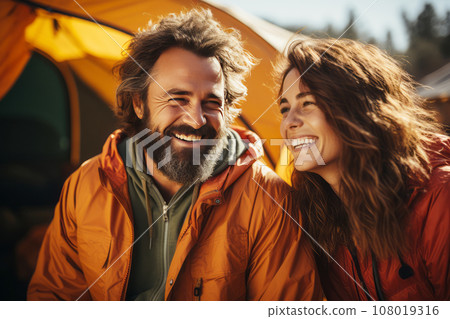 Portrait of happy young couple in the mountains...-插圖素材 [108019316 ...