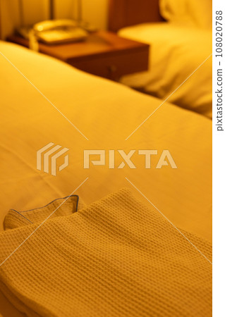 Hotel twin room bed 108020788