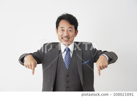 中年商人指著白色背景 108021091