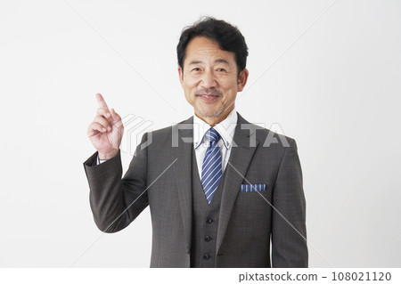 指向左邊的中年商人，白色背景 108021120