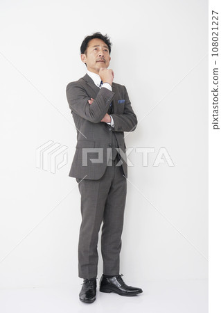 思考的中年商人，白色背景，全身 108021227