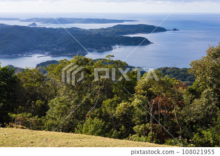 從山陰地區山口縣下關市豐北町的山上眺望日本海 從山陰地區山口縣下關市豐北町的山上眺望日本海 108021955