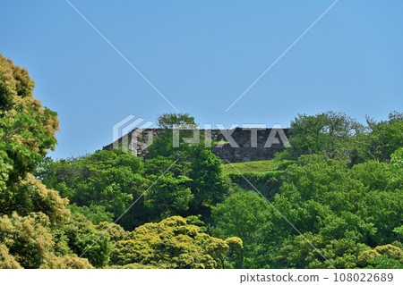 Yonago City, Tottori Prefecture, Hoki “Yonago Castle” Kuruwa overlooking the stone walls and Mt. Daisen 108022689
