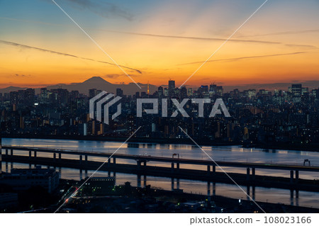 富士山和市中心的建築物在城市的日落中 108023166